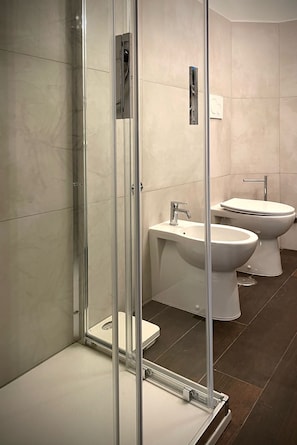 Ducha, secador de pelo, bidet, toallas