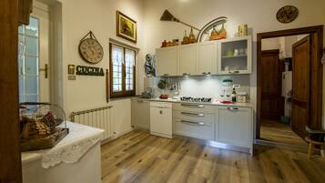 Frigorifero, microonde, forno, piano cottura