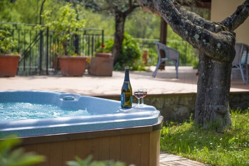 detached house in the small hamlet of 4 buildings in the Tuscan countryside at com