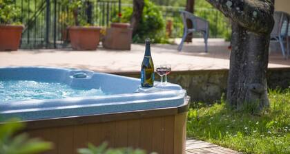 detached house in the small hamlet of 4 buildings in the Tuscan countryside at com