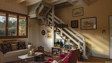 TV, lettore DVD, tavolo da calcetto, libri