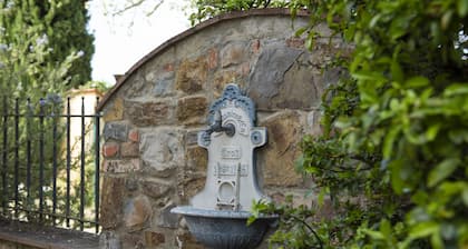 detached house in the small hamlet of 4 buildings in the Tuscan countryside at com