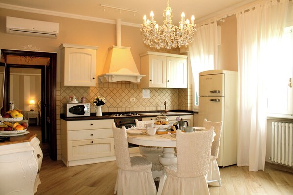 Frigorifero, microonde, forno, piano cottura