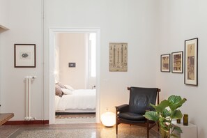 3 室のベッドルーム、セーフティボックス (室内)、デスク、アイロン / アイロン台