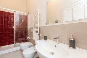 Shower, hair dryer, bidet, towels - Lovely House Rome - Luxury Apartment for groups and families (Roma)