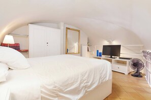 1 habitación, tabla de planchar con plancha, wifi gratis y ropa de cama 