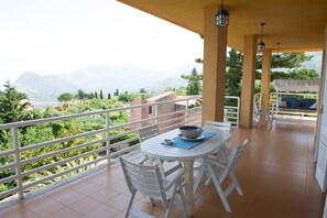 Outdoor dining - VILLA LOMARCHI HOLIDAY HOME (Carini)