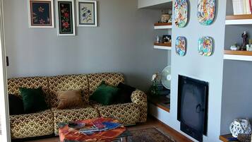 TV, fireplace