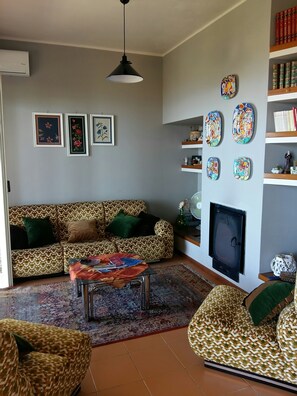 TV, fireplace - VILLA LOMARCHI HOLIDAY HOME (Carini)