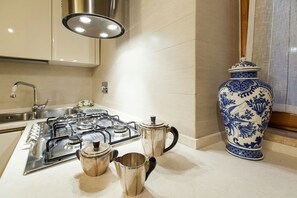 Een koelkast, een microgolfoven, een oven, een kookplaat