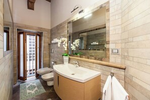 Dusche, Haartrockner, Bidet, Handtücher