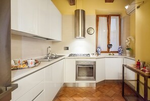 Een koelkast, een microgolfoven, een oven, een kookplaat