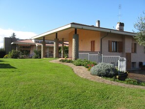 Exterior - Villa with garden near Lake Bracciano, 30 km from Rome (Bracciano)