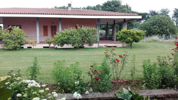 Property grounds - Villa with garden near Lake Bracciano, 30 km from Rome (Bracciano)