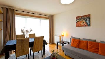 Fernseher, DVD-Player, Videothek, Drucker