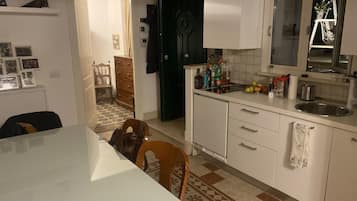 Kühlschrank, Mikrowelle, Herdplatte, Geschirrspüler