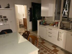 Frigorífico, microondas, placa de cocina y lavavajillas