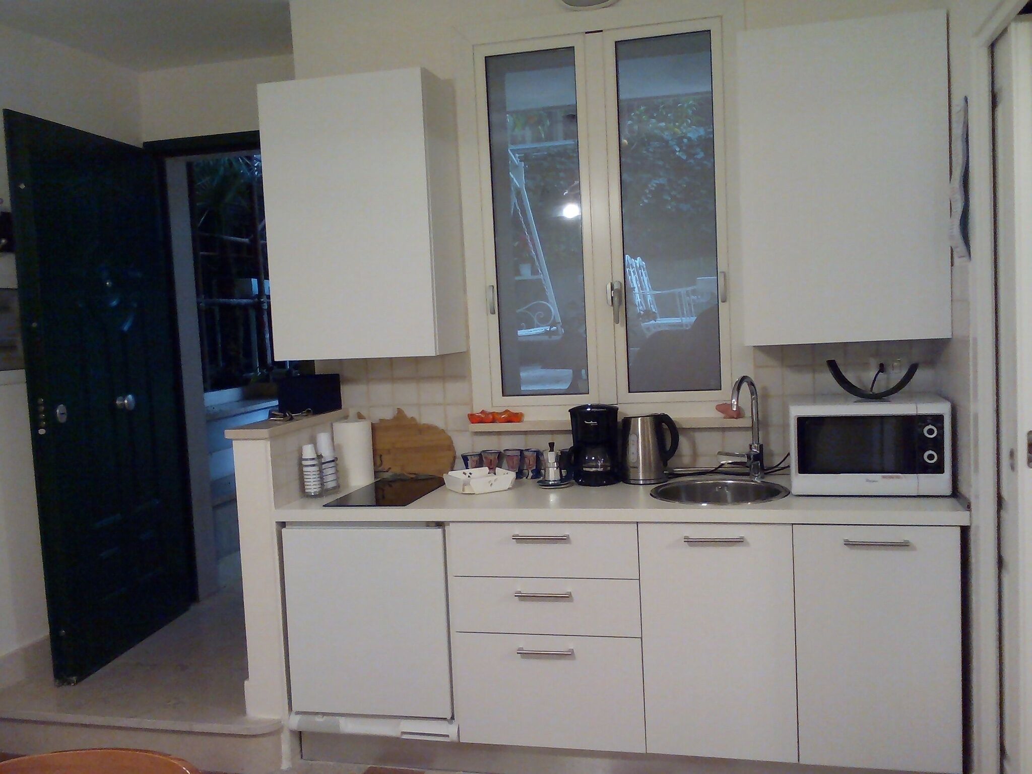 Kühlschrank, Mikrowelle, Herdplatte, Geschirrspüler