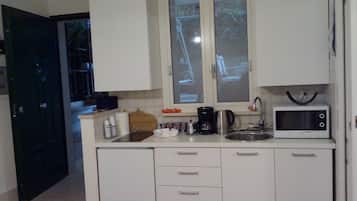 KĂŒhlschrank, Mikrowelle, Herdplatte, GeschirrspĂŒler