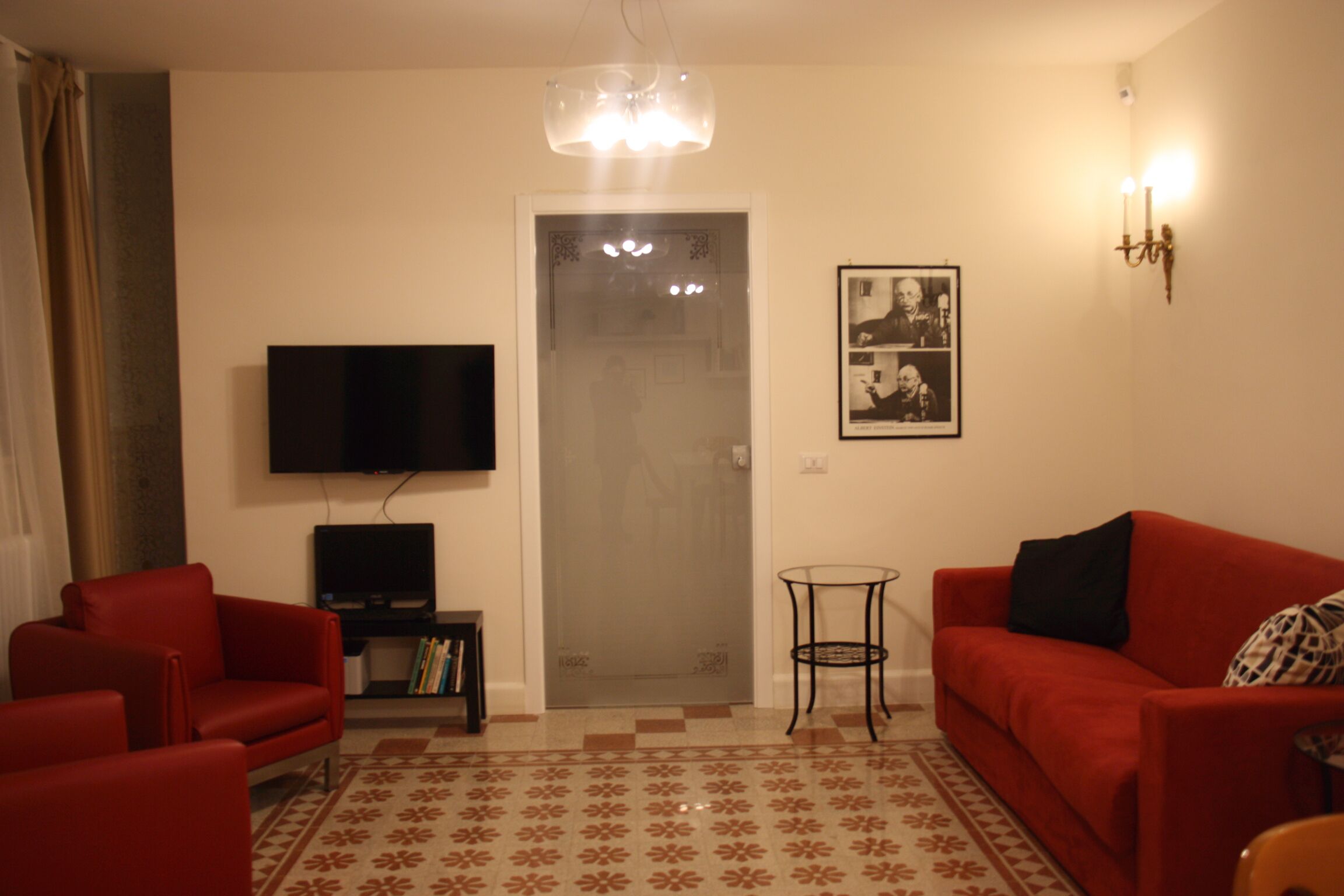 Fernseher, Bücher, Stereoanlage