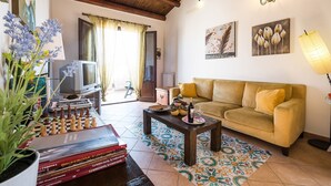 A living room with a sofa, a coffee table, a TV, and a chessboard. - Bright Penthouse With Terrace On Via Maqueda, In The Heart Of The City (Palermo)