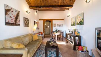 Télévision, lecteur de DVD, livres