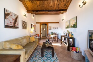 Fernseher, DVD-Player, Bücher