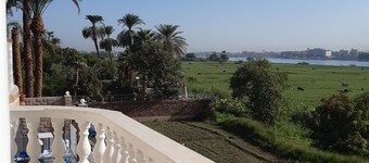 Private 4 bed villa with pool, overlooks Nile , 10mins from Kings Valley
