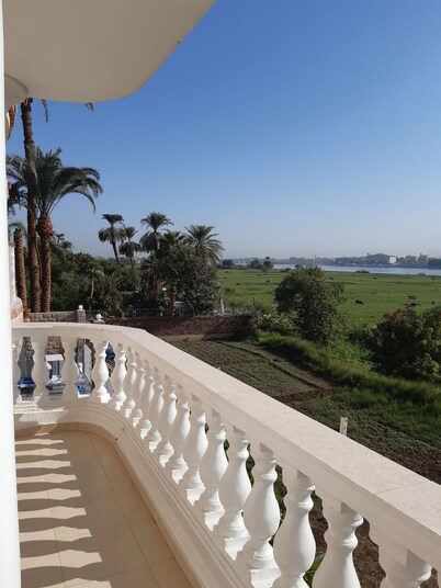 Private 4 bed villa with pool, overlooks Nile , 10mins from Kings Valley