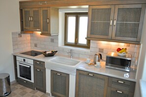 Frigorifero, microonde, forno, piano cottura