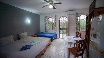 1 dormitorio, tabla de planchar con plancha, wifi gratis y ropa de cama