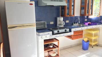 Frigorífico, placa de cocina, cafetera o tetera y tostadora