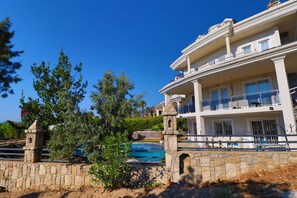 Exterior - Private 5 bedroom villa in ovacik With heated pool and WIFI  (Ölüdeniz)
