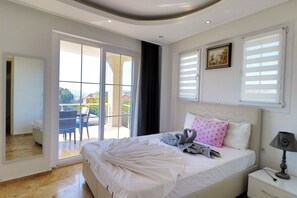 5 bedrooms, iron/ironing board, WiFi, bed sheets