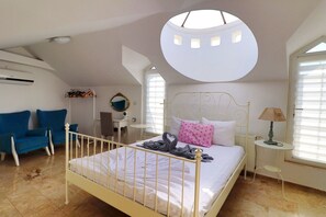 5 bedrooms, iron/ironing board, WiFi, bed sheets