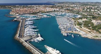 Spacious and sunny apartement, few steps from sea and shopping facilities