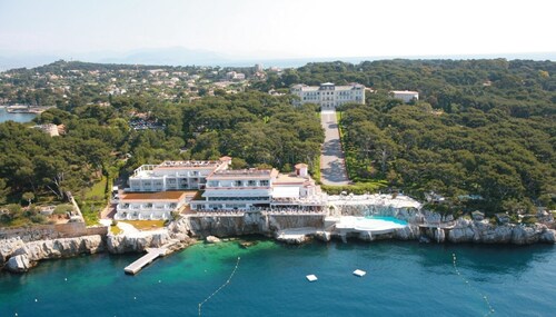 Spacious and sunny apartement, few steps from sea and shopping facilities