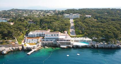 Spacious and sunny apartement, few steps from sea and shopping facilities