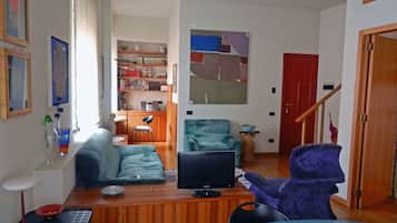 Smart TV, DVD player, books, stereo