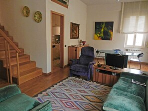 Smart TV, DVD player, books, stereo