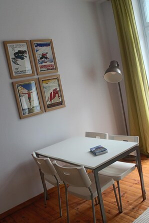 Dining - Cosy alpine apartment in Pyrenees town (Bagnères-De-Luchon)