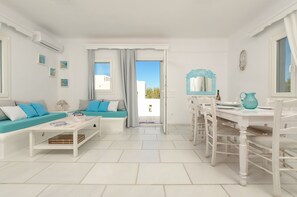 Televisión, libros y oficina 