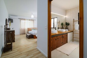 4 slaapkamers, geluiddichte muren, een strijkplank/strijkijzer, internet