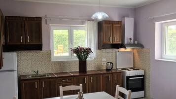 Fridge, oven, coffee/tea maker, toaster