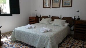 2 chambres, fer et planche à repasser, Wi-Fi gratuit, draps fournis