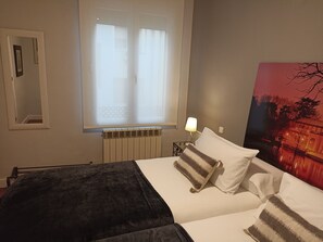 2 habitaciones, tabla de planchar con plancha y cuna de viaje