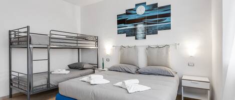 3 camere, una scrivania, ferro/asse da stiro, Wi-Fi