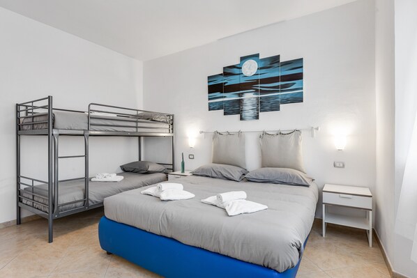 3 bedrooms, desk, iron/ironing board, WiFi