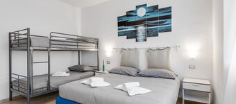 Apartment with garden and 10 beds, 50 meters from the beach