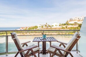 Outdoor dining - Beach House Ericeira - Ribeira D'Ilhas (World Surf Reserve) - with view of the sea (Ericeira)